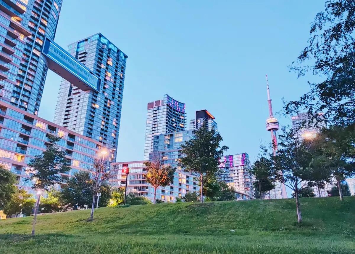Upscale Downtown Toronto Condos By Cn Tower Exterior foto