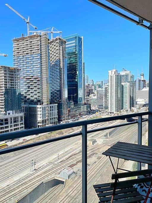 Upscale Downtown Toronto Condos By Cn Tower Exterior foto